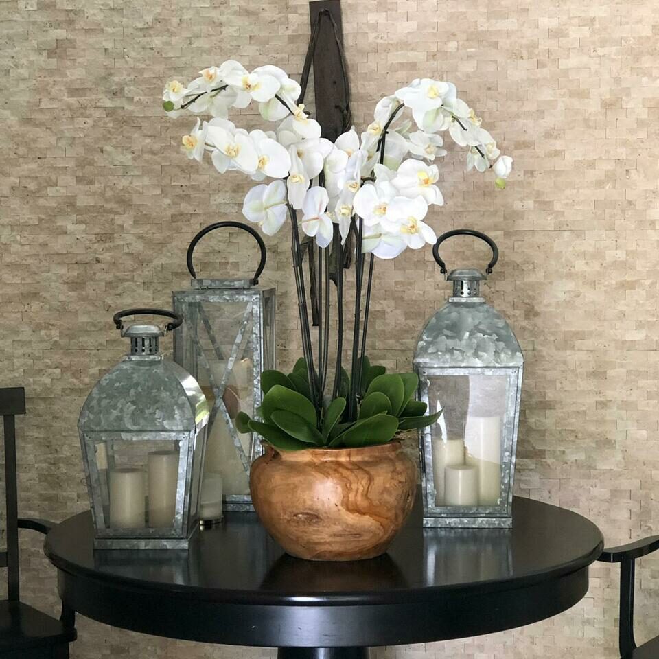 Grand bol en teck avec orchidées blanches