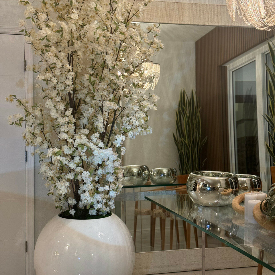 Vase globe blanc brillant de 76 cm avec branches de cerisier blanches