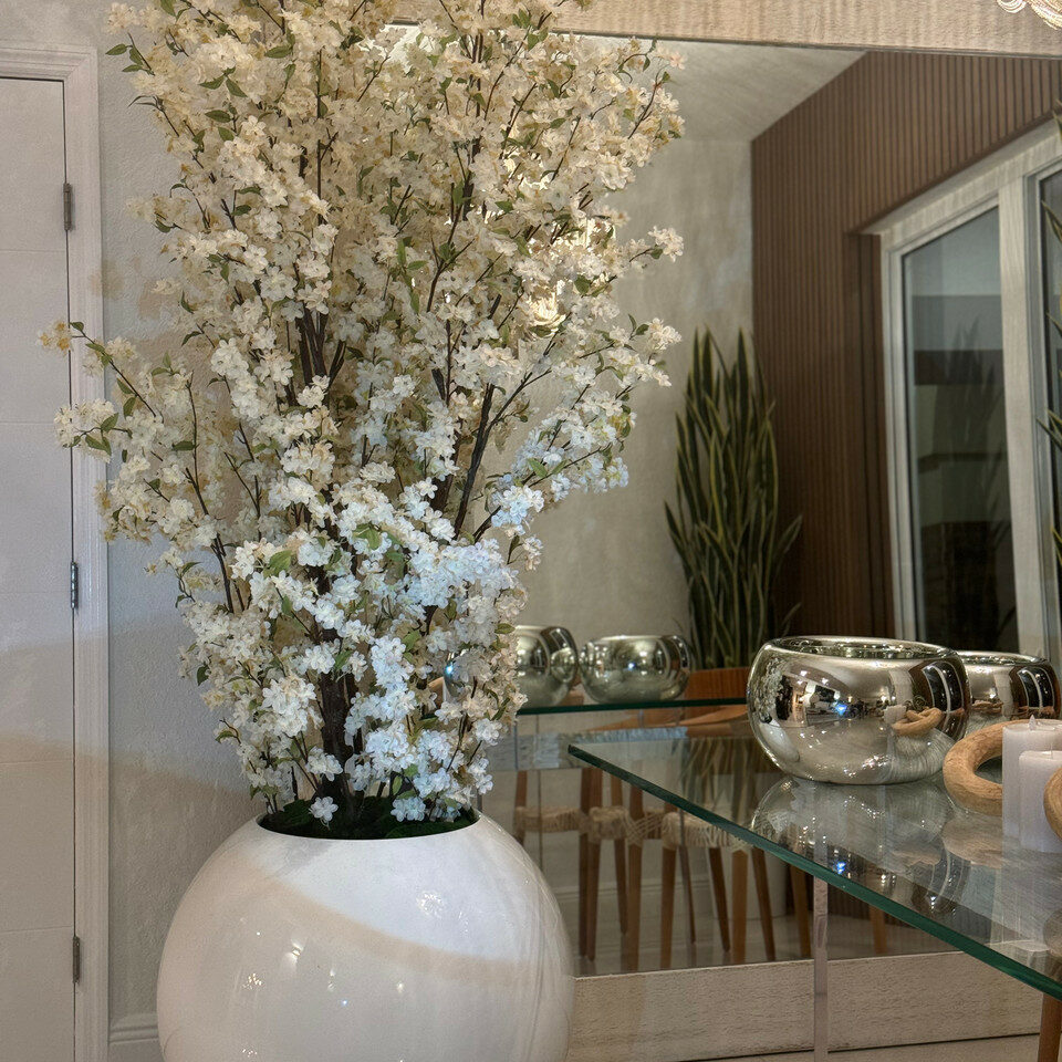 Vase globe blanc brillant de 76 cm avec branches de cerisier blanches