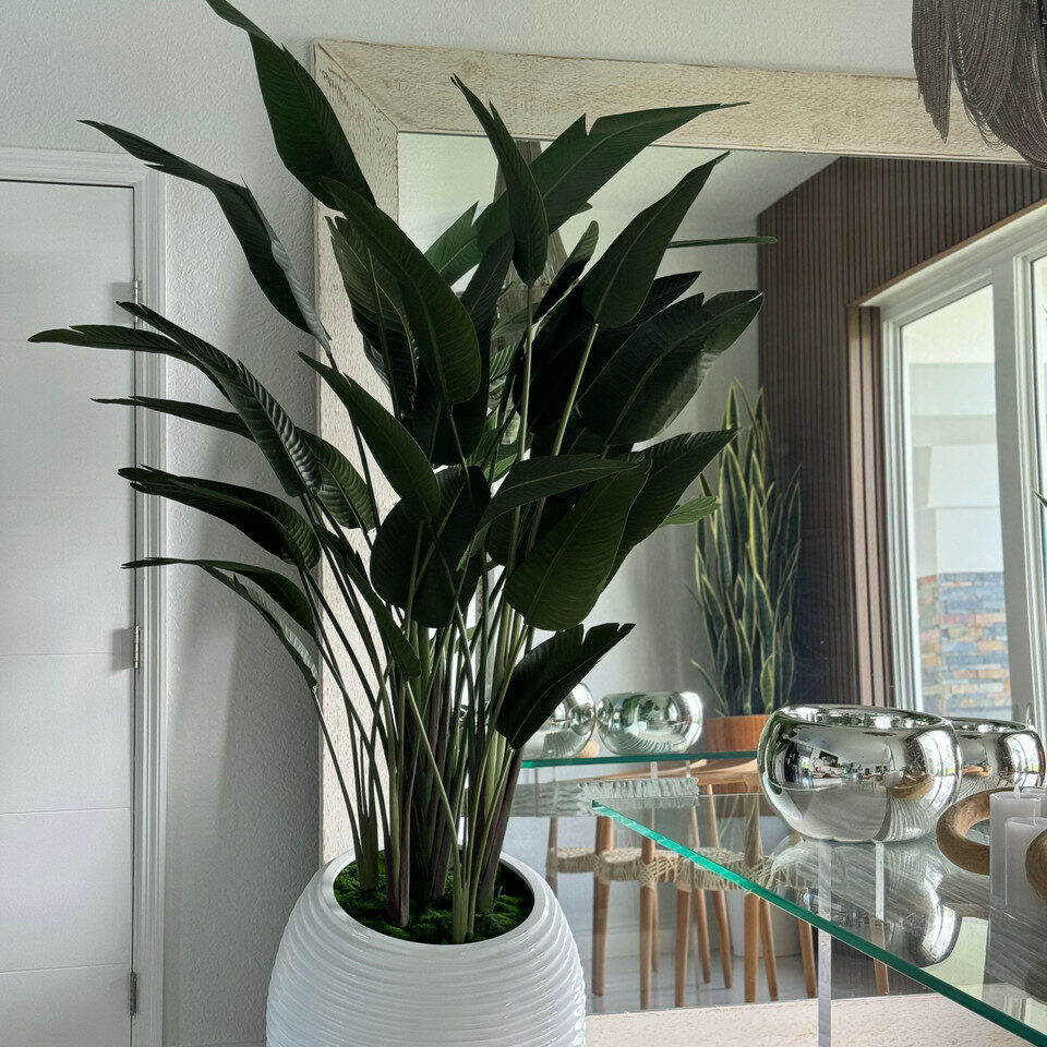 Oiseau de paradis dans un vase en spirale blanc