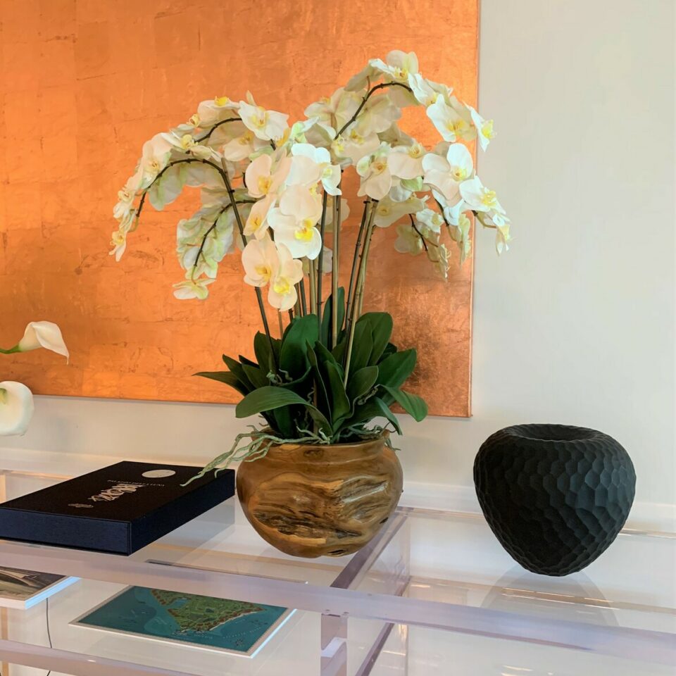 Grand bol en teck avec orchidées blanches