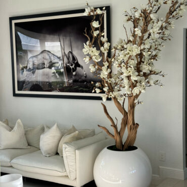 Magnolia blanc dans un globe en verre blanc brillant 30″