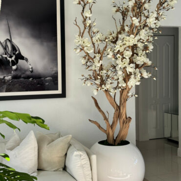 Magnolia blanc dans un globe en verre blanc brillant 30″