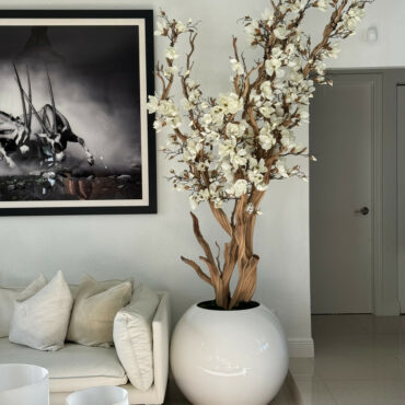 Magnolia blanc dans un globe en verre blanc brillant 30″