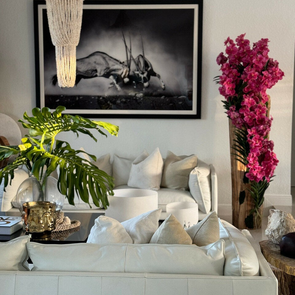 Grand vase en teck aux bords naturels et orchidées Vanda roses
