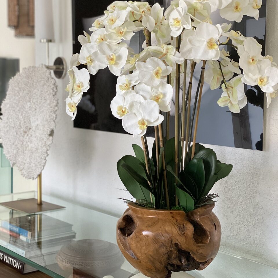 Grand bol en teck avec orchidées blanches