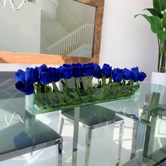 Vase en verre moderne avec tulipes bleues.