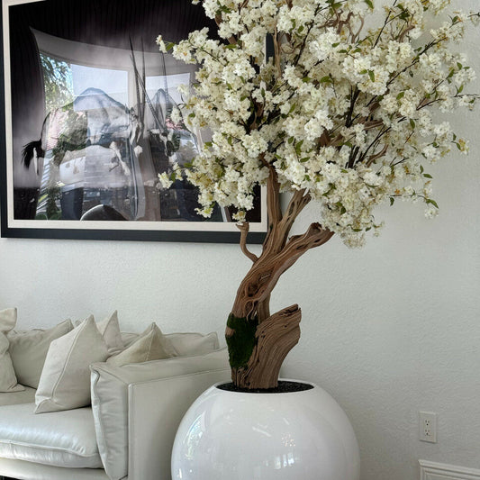 Vase globe blanc brillant avec fleur de cerisier personnalisée