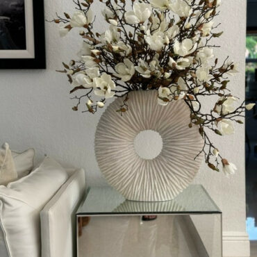 Grand vase d'éternité avec magnolias et bois flotté