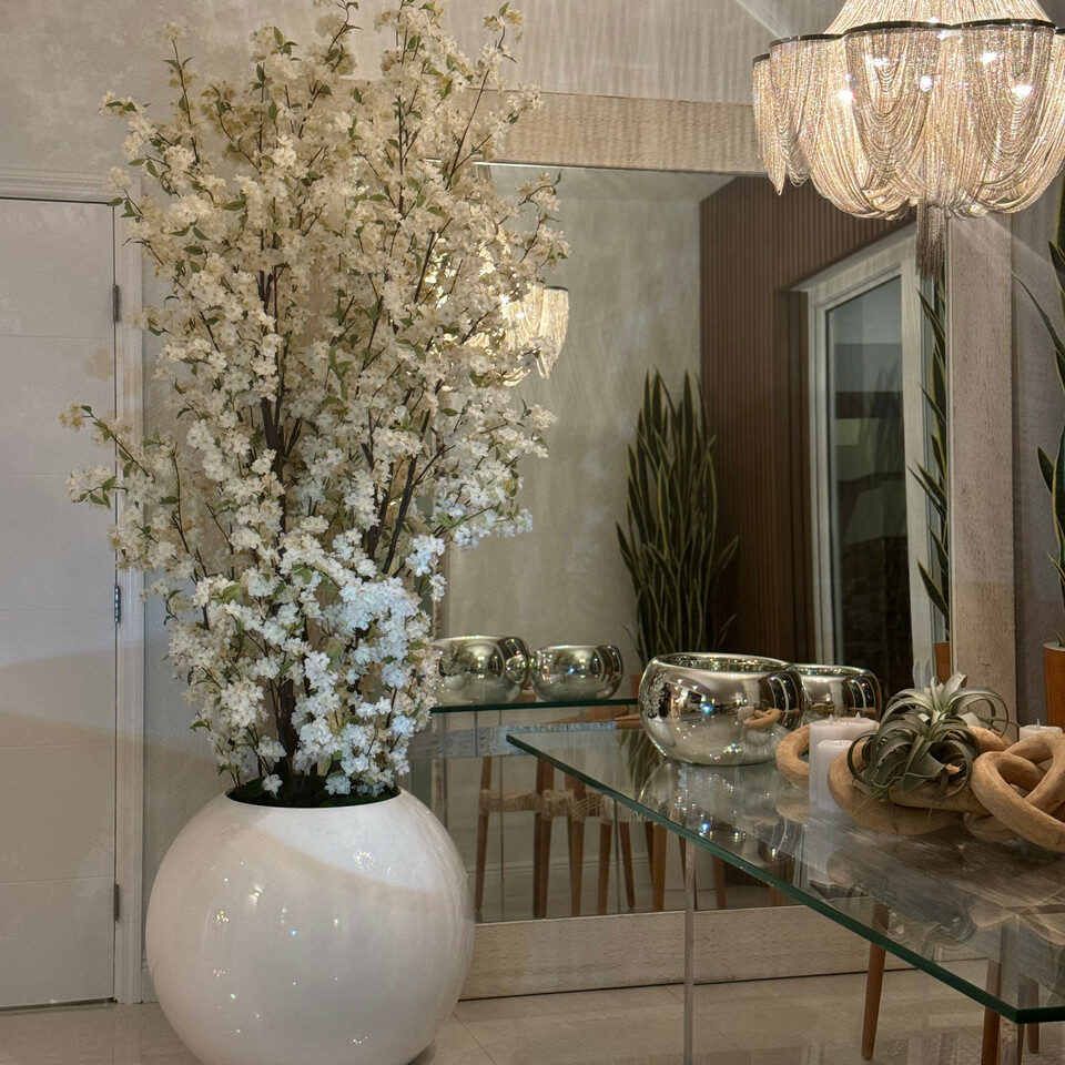 Vase globe blanc brillant de 76 cm avec branches de cerisier blanches