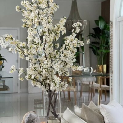 Fleurs de cerisier dans un cylindre en verre de 16 pouces
