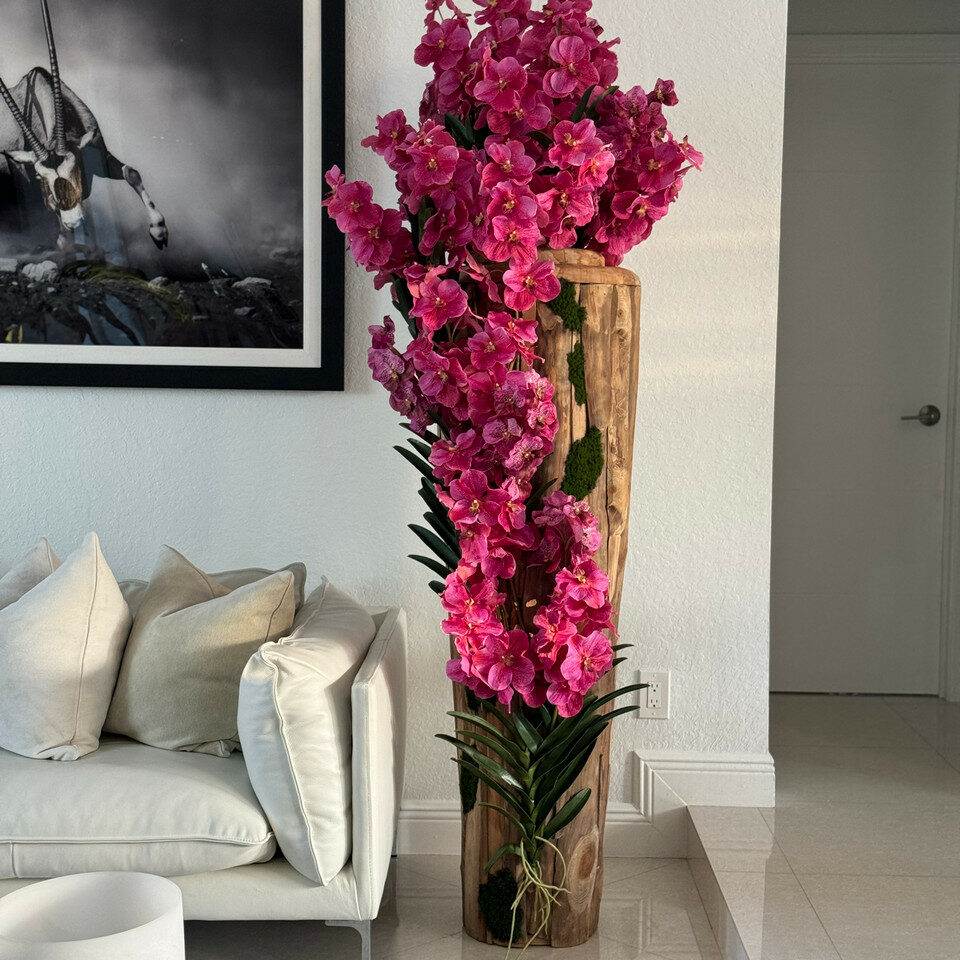 Grand vase en teck aux bords naturels et orchidées Vanda roses