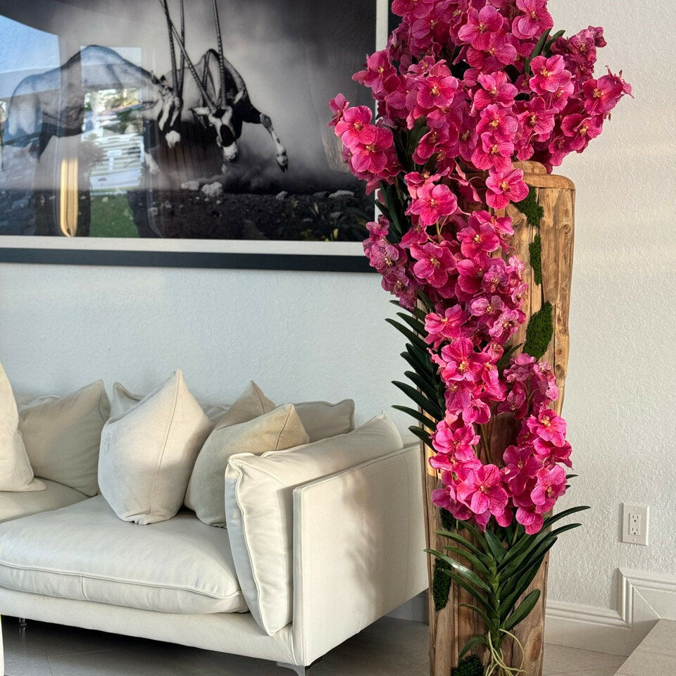 Grand vase en teck aux bords naturels et orchidées Vanda roses