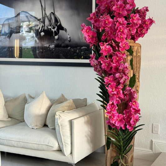 Grand vase en teck aux bords naturels et orchidées Vanda roses