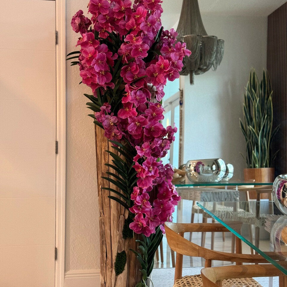 Grand vase en teck aux bords naturels et orchidées Vanda roses